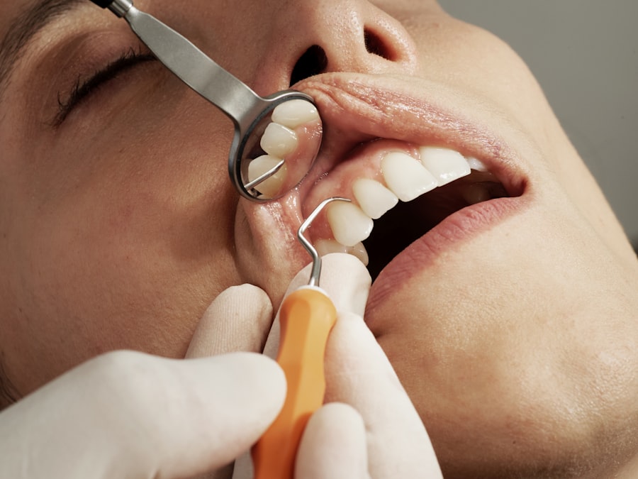 Profissional de odontologia preparando atendimento em consultório